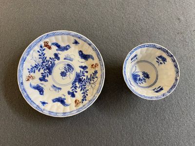 Een Chinese blauw-witte en koperrode kop en schotel, Kangxi — foto 1