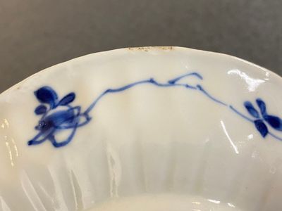 Een Chinese blauw-witte en koperrode kop en schotel, Kangxi — foto 11