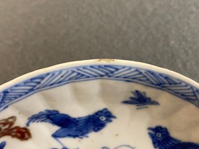 Een Chinese blauw-witte en koperrode kop en schotel, Kangxi — foto 12