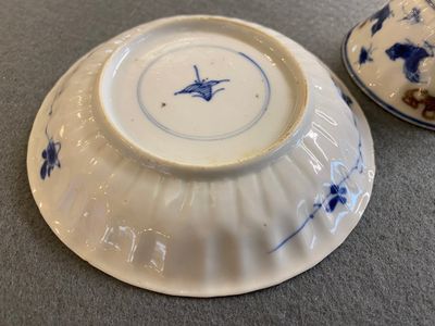 Een Chinese blauw-witte en koperrode kop en schotel, Kangxi — foto 3