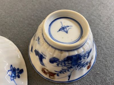 Een Chinese blauw-witte en koperrode kop en schotel, Kangxi — foto 4