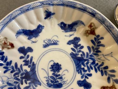 Een Chinese blauw-witte en koperrode kop en schotel, Kangxi — foto 5
