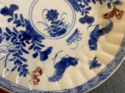Een Chinese blauw-witte en koperrode kop en schotel, Kangxi — foto 6