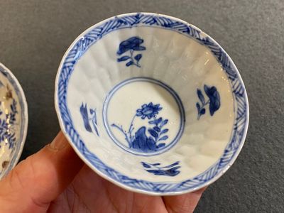 Een Chinese blauw-witte en koperrode kop en schotel, Kangxi — foto 7