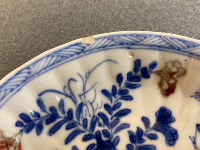 Een Chinese blauw-witte en koperrode kop en schotel, Kangxi — foto 10