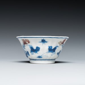 Een Chinese blauw-witte en koperrode kop en schotel, Kangxi — foto 4