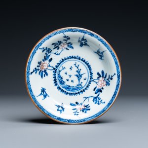 Een Chinese blauw-witte en koperrode kop en schotel, Kangxi — foto 2