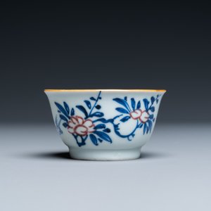 Een Chinese blauw-witte en koperrode kop en schotel, Kangxi — foto 5