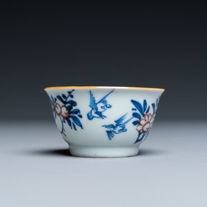 Een Chinese blauw-witte en koperrode kop en schotel, Kangxi — foto 6