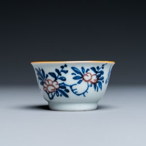 Een Chinese blauw-witte en koperrode kop en schotel, Kangxi — foto 7