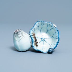 Een Chinese blauw-witte en koperrode 'krab in lotus' waterdruppelaar, Kangxi — foto 6