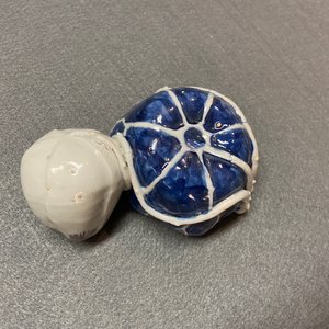 Een Chinese blauw-witte en koperrode 'krab in lotus' waterdruppelaar, Kangxi — foto 10