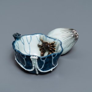 Een Chinese blauw-witte en koperrode 'krab in lotus' waterdruppelaar, Kangxi — foto 1