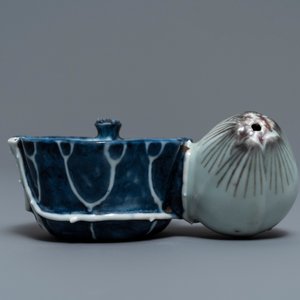 Een Chinese blauw-witte en koperrode 'krab in lotus' waterdruppelaar, Kangxi — foto 2