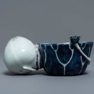Een Chinese blauw-witte en koperrode 'krab in lotus' waterdruppelaar, Kangxi — foto 4