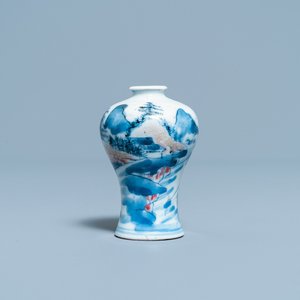 Een Chinese blauw-witte en koperrode miniatuur 'meiping' vaas, Kangxi — foto 1