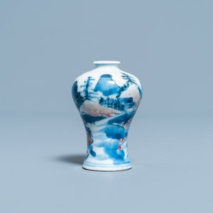 Een Chinese blauw-witte en koperrode miniatuur 'meiping' vaas, Kangxi — foto 2