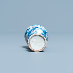 Een Chinese blauw-witte en koperrode miniatuur 'meiping' vaas, Kangxi — foto 6
