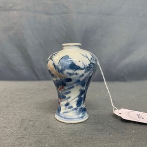 Een Chinese blauw-witte en koperrode miniatuur 'meiping' vaas, Kangxi — foto 7