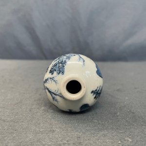 Een Chinese blauw-witte en koperrode miniatuur 'meiping' vaas, Kangxi — foto 9
