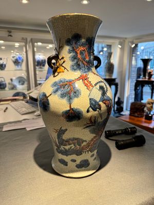 Een Chinese blauw-witte en koperrode Nanking craquelé vaas, 19e eeuw — foto 1