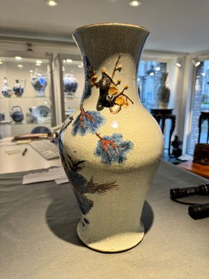 Een Chinese blauw-witte en koperrode Nanking craquelé vaas, 19e eeuw — foto 3