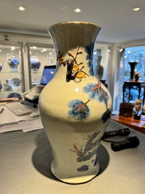 Een Chinese blauw-witte en koperrode Nanking craquelé vaas, 19e eeuw — foto 5