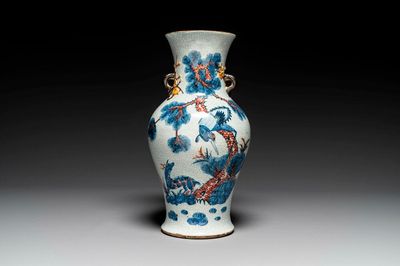 Een Chinese blauw-witte en koperrode Nanking craquelé vaas, 19e eeuw
