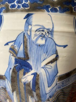 Een Chinese blauw-witte en koperrode rouleau 'Sanxing' vaas, Kangxi — foto 11
