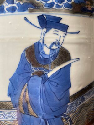 Een Chinese blauw-witte en koperrode rouleau 'Sanxing' vaas, Kangxi — foto 8