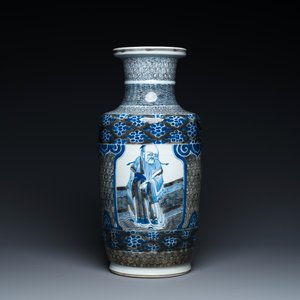 Een Chinese blauw-witte en koperrode rouleau 'Sanxing' vaas, Kangxi — foto 2