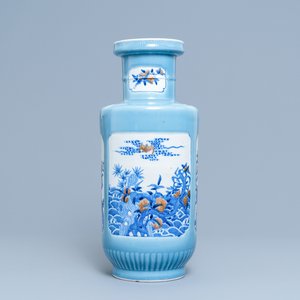 Een Chinese blauw-witte en koperrode rouleau vaas met lavendelblauwe fondkleur, 19/20e eeuw — foto 1