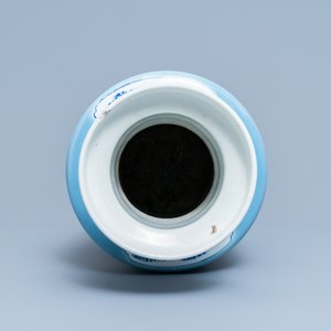 Een Chinese blauw-witte en koperrode rouleau vaas met lavendelblauwe fondkleur, 19/20e eeuw — foto 5