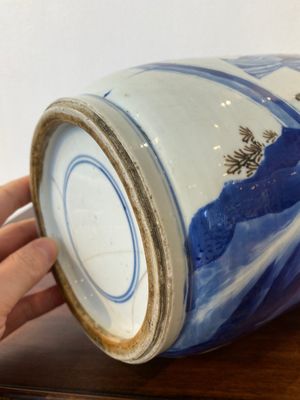 Een Chinese blauw-witte en koperrode rouleau vaas met verhalend decor, Kangxi — foto 7