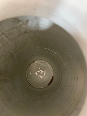 Een Chinese blauw-witte en koperrode rouleau vaas met verhalend decor, Kangxi — foto 8