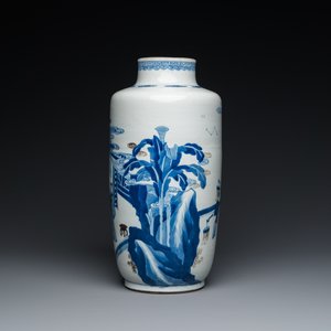 Een Chinese blauw-witte en koperrode rouleau vaas met verhalend decor, Kangxi — foto 4