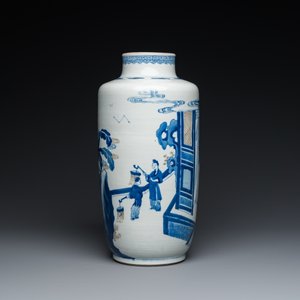 Een Chinese blauw-witte en koperrode rouleau vaas met verhalend decor, Kangxi — foto 5