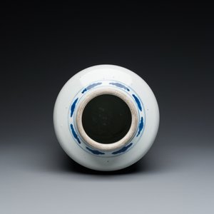 Een Chinese blauw-witte en koperrode rouleau vaas met verhalend decor, Kangxi — foto 6