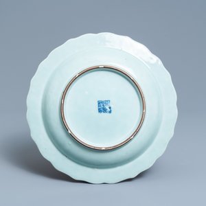 Een Chinese blauw-witte en koperrode schotel met celadon fondkleur, Qianlong merk en periode — foto 2