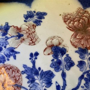 Een Chinese blauw-witte en koperrode schotel met poederblauwe fondkleur, Kangxi — foto 4