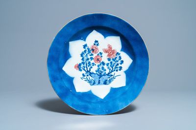 Een Chinese blauw-witte en koperrode schotel met poederblauwe fondkleur, Kangxi