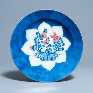 Een Chinese blauw-witte en koperrode schotel met poederblauwe fondkleur, Kangxi — foto 1