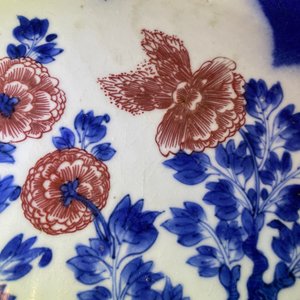 Een Chinese blauw-witte en koperrode schotel met poederblauwe fondkleur, Kangxi — foto 3