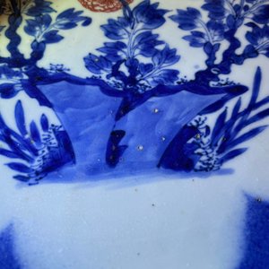 Een Chinese blauw-witte en koperrode schotel met poederblauwe fondkleur, Kangxi — foto 6