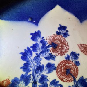 Een Chinese blauw-witte en koperrode schotel met poederblauwe fondkleur, Kangxi — foto 7