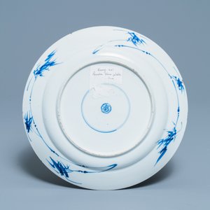 Een Chinese blauw-witte en koperrode schotel met poederblauwe fondkleur, Kangxi — foto 2