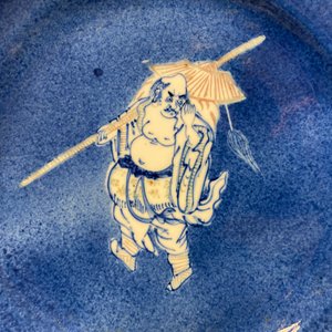 Een Chinese blauw-witte en koperrode schotel met poederblauwe fondkleur, Kangxi — foto 6