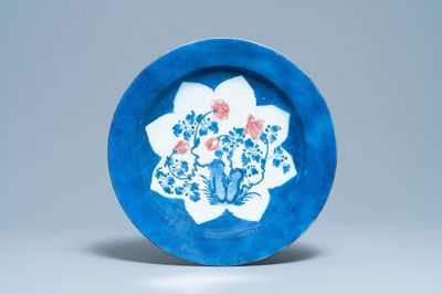 Een Chinese blauw-witte en koperrode schotel met poederblauwe fondkleur, Kangxi