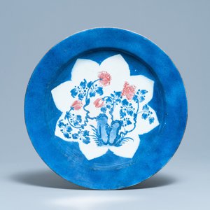 Een Chinese blauw-witte en koperrode schotel met poederblauwe fondkleur, Kangxi — foto 1