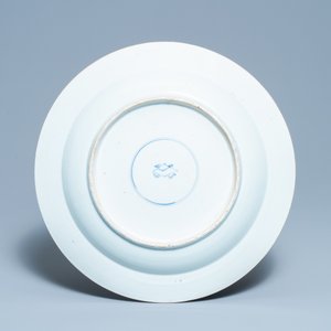Een Chinese blauw-witte en koperrode schotel met poederblauwe fondkleur, Kangxi — foto 2